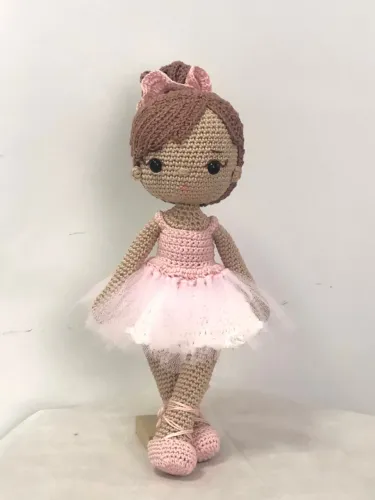 Boneca/Bailarina em amigurumi nova
