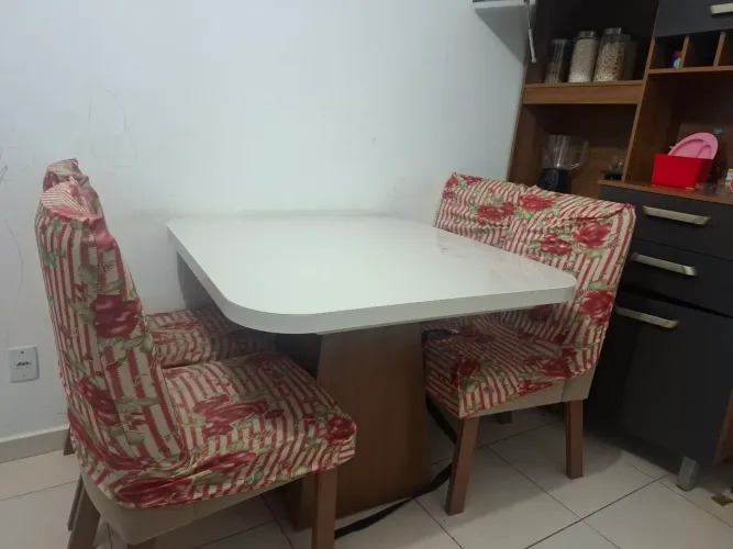 Mesa de jantar quatro cadeiras em perfeito estado 