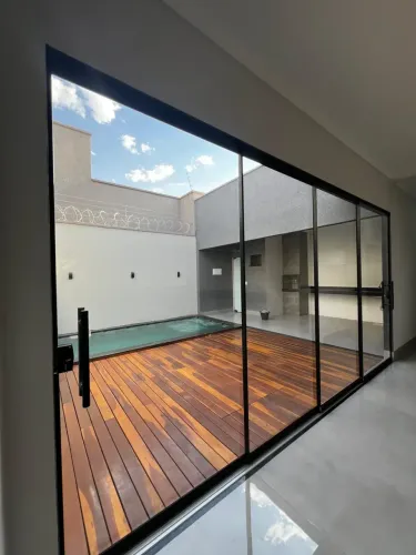 Casa de Alto Padrão com Pé Direito Duplo e Piscina 3 Quartos