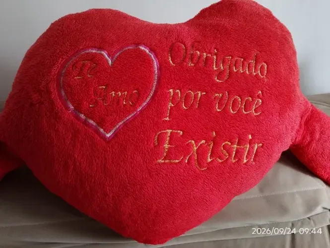 Coração de Pelúcia com Braços 115cm - Lindo Presente