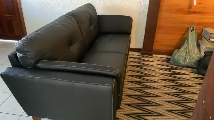 Sofá de couro três lugares