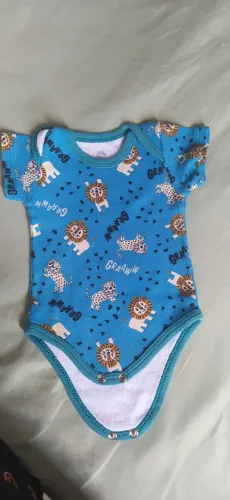 Peças de bebê RN e P, 10 reais cada estão em bom estado e pouco usadas.