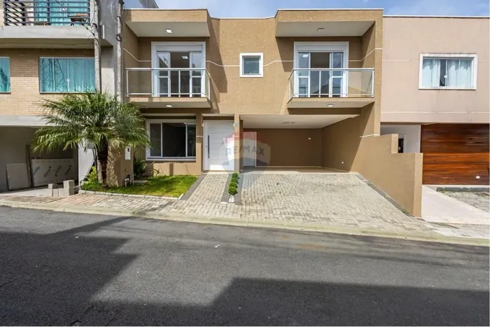 Sobrado à venda em condomínio fechado, com 151m², 3 quartos, sendo 1 suíte, e 2 vagas cobe