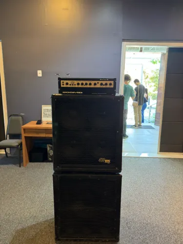 Amplificador de baixo Meteoro 800 MB
