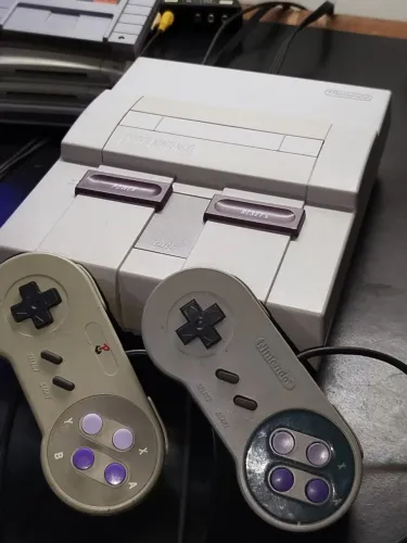 Super Nintendo com 2 controles