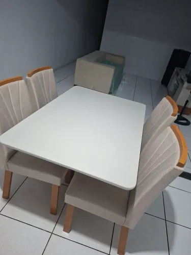 Vendo uma mesa de 4 lugares nova 2 meses de uso