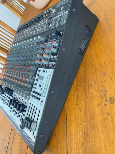 Mesa de Som 16 Canais Behringher XENYX 2442 FX