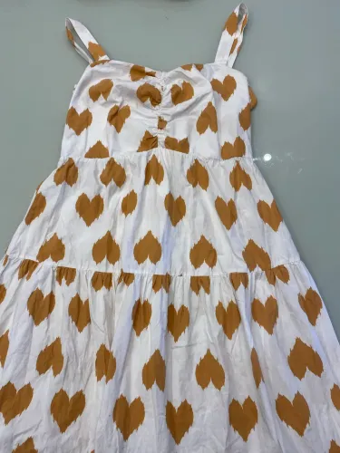 Vestido branco com corações marrons