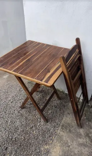 Conjunto de mesa com cadeiras