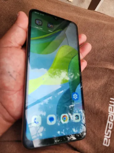 Moto e 13