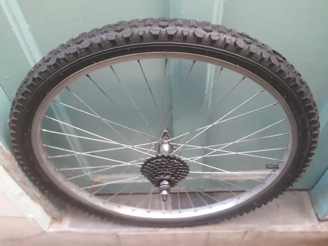 RODA TRASEIRA ARO 26 PNEU ESTÁ RESSECADO