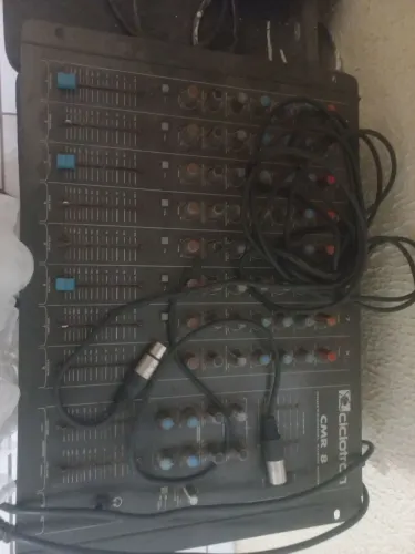 Vendo mesa e caixas de som 300.00