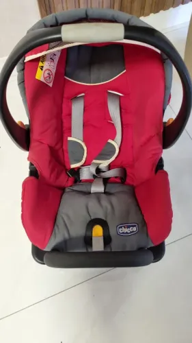 CADEIRINHA INFANTIL A VENDA PARA CARRO , SENDO REMOVÍVEL DA BASE DO CARRO