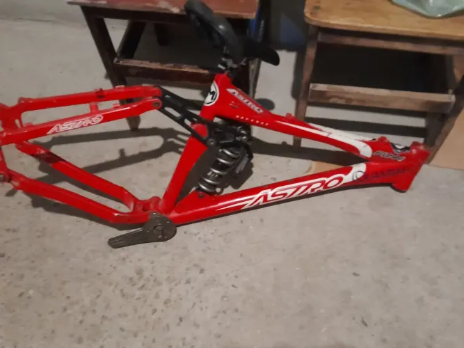 Vendo ou troco quadro de downhill astro defense, ano 2012com shock da manitou 