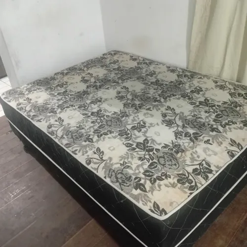 Cama box casal o colchão é acoplado