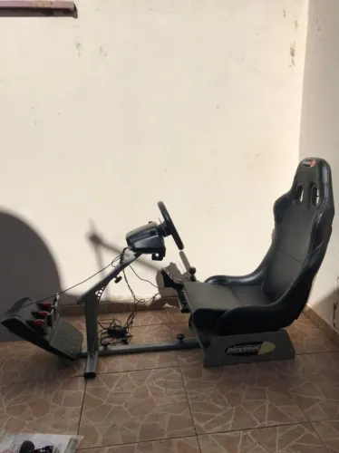 Logitech G27 completo com Cockpit Playseat Evolution e Manopla Scania