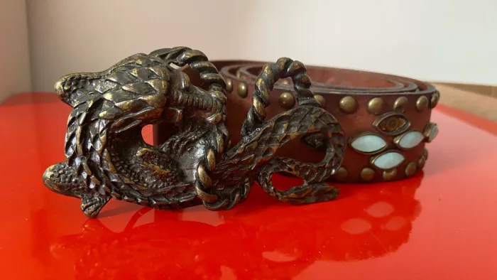 Cinto tachas couro dragão