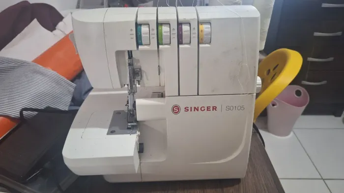 Máquina Overlock Singer S0105
