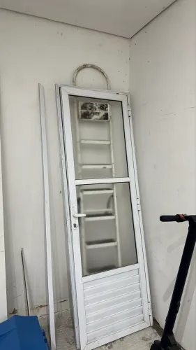 Porta de Alumínio com Vidro