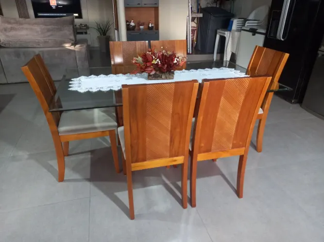 Jogo de Mesa de Jantar com seis cadeiras