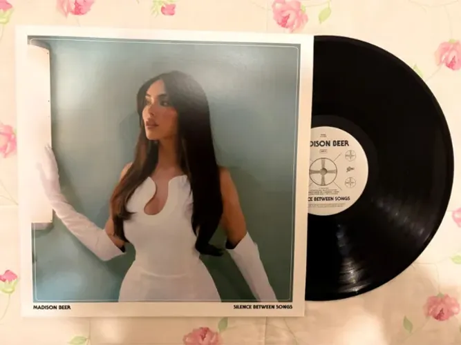Vinil Silence Between Songs - Madison Beer