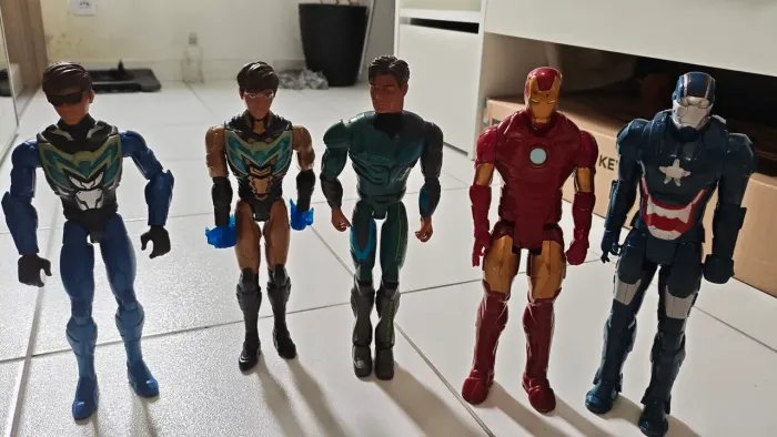 5 Bonecos Max Steel e homem de ferro
