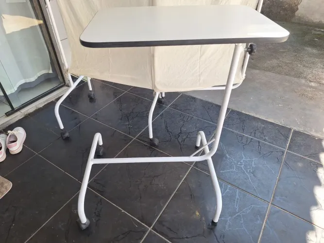 Mesa para refeição hospitalar
