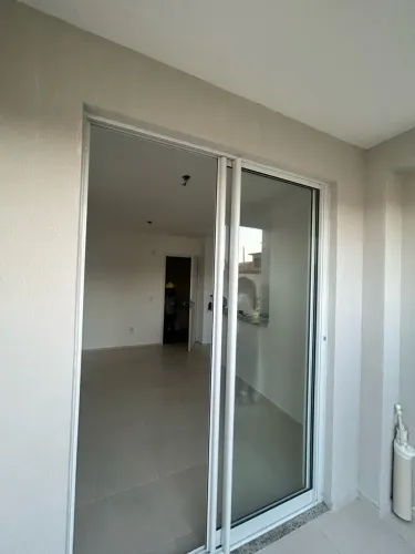 Porta de vidro (área interna) com esquadrias branca