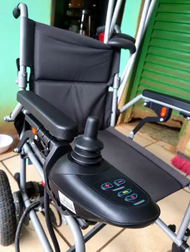 Vende-se cadeira de rodas Semi nova