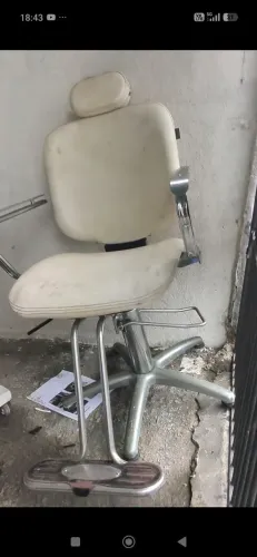 Cadeira de salão e maca de massagem ou depilação.