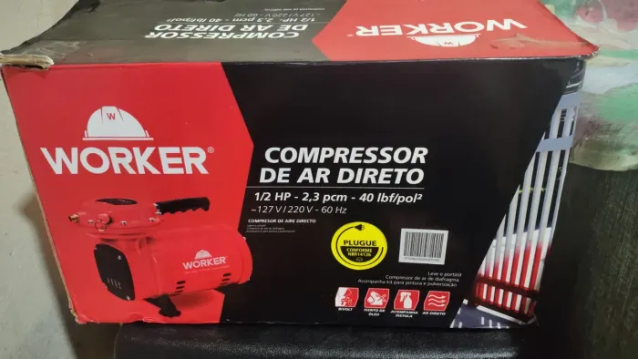 Itens de pescaria e compressor.