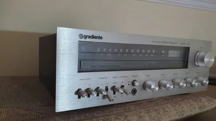 Rádio AM-FM gradiente, 2cx som,tudo em bom estado, tem saída 4 cx