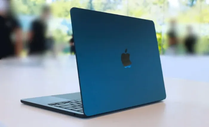 MacBook Air M2 de 13 polegadas, 8GB RAM, 512GB SSD - Midnight (na caixa)