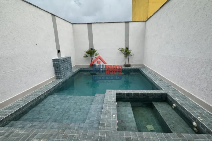 Casa com piscina a apenas 600 metros da praia