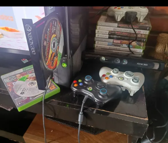 Xbox 360 slim E 2015 Excelente + 2 controles usados + 12 jogos originais