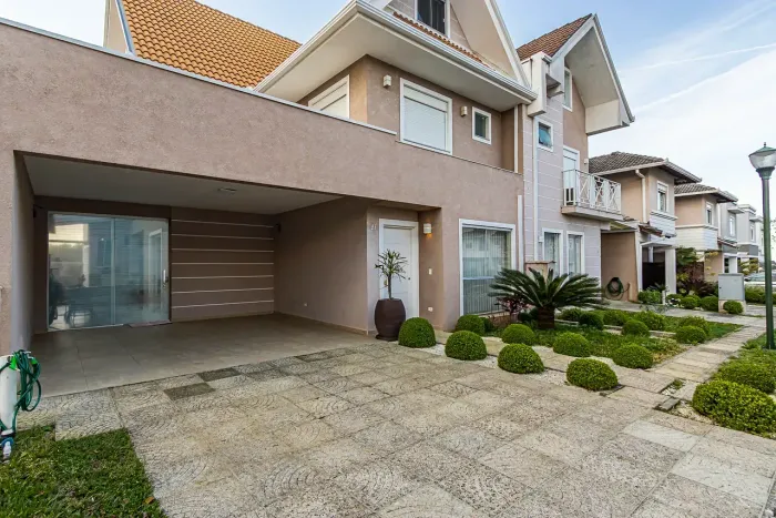 Casa de Alto Padrão em Condomínio Porteira Fechada | 260 m² Privativos | 4 Quartos | 4 Vag