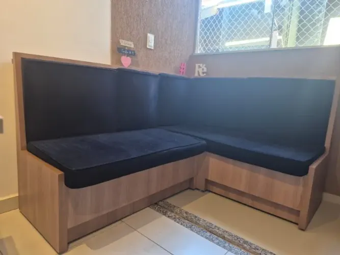 Canto alemão estofado com mesa