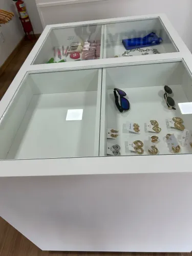 Armário expositor com portas