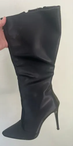 Linda bota de couro, longa e salto