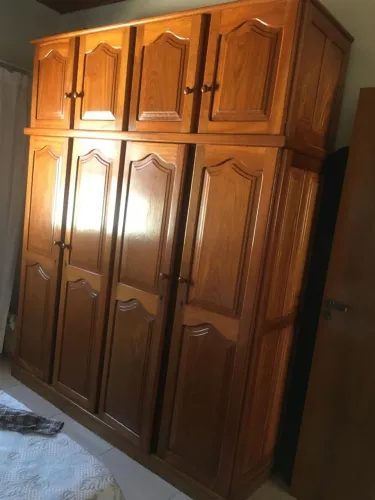 Guarda roupa de madeira maciça