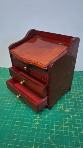 Mini armarinho de madeira porta jóias