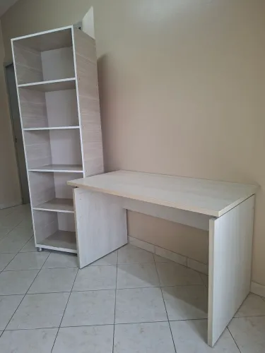 Mesa de escritório e estante 