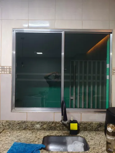 Janela de correr em vidro com esquadria de alumínio
