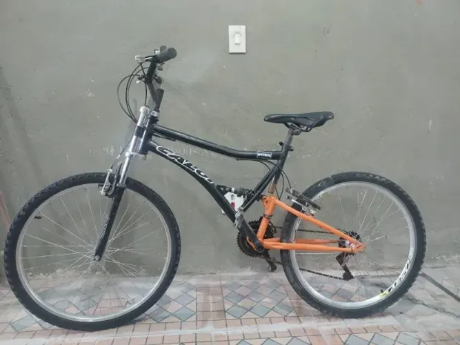 Bicicleta Mountain Bike modelo Caloi XRT + 2 Capacetes
