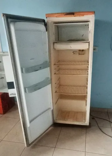 Vende-se geladeira 220v