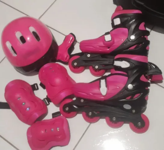 Patins na cor rosa com preto 