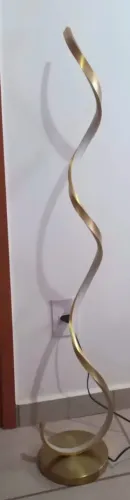 Luminária dourada de chão