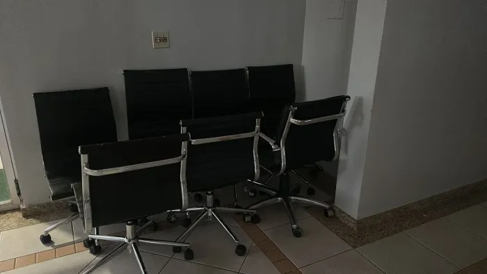 Urgente para desocupar espaço 6 cadeiras para reunião com rodinhas 