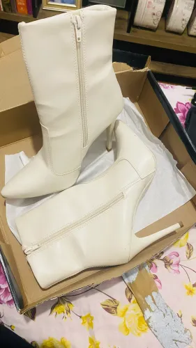 Bota cano baixo e salto fino bege