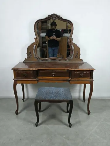 Penteadeira Vintage Provençal Década de 50, em madeira Imbuia Maciça. Acompanha Banqueta